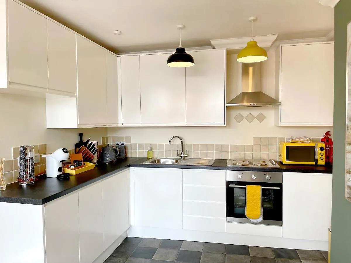 Beautiful Chic Apartment, Lift, Views & Parking Scarborough 0*,