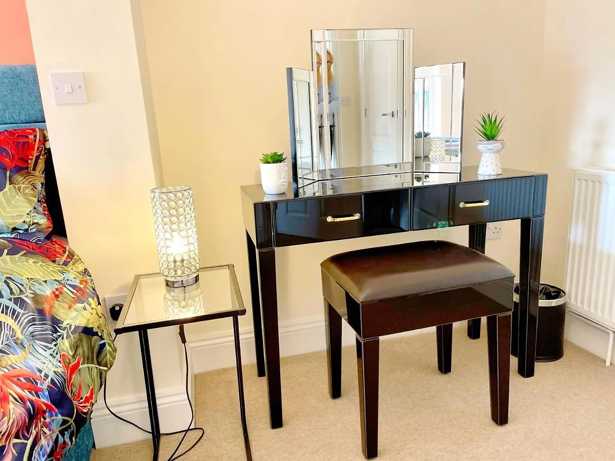 Beautiful Chic Apartment, Lift, Views & Parking Scarborough