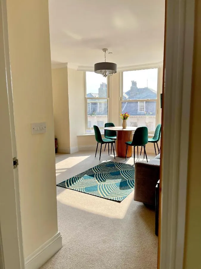 Beautiful Chic Apartment, Lift, Views & Parking Scarborough 0*,