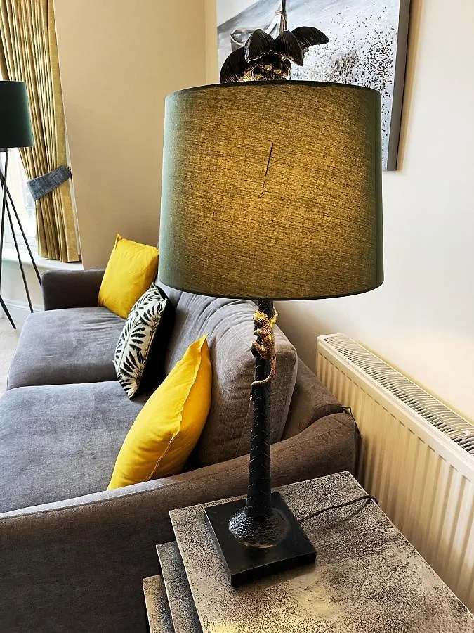 Beautiful Chic Apartment, Lift, Views & Parking Scarborough